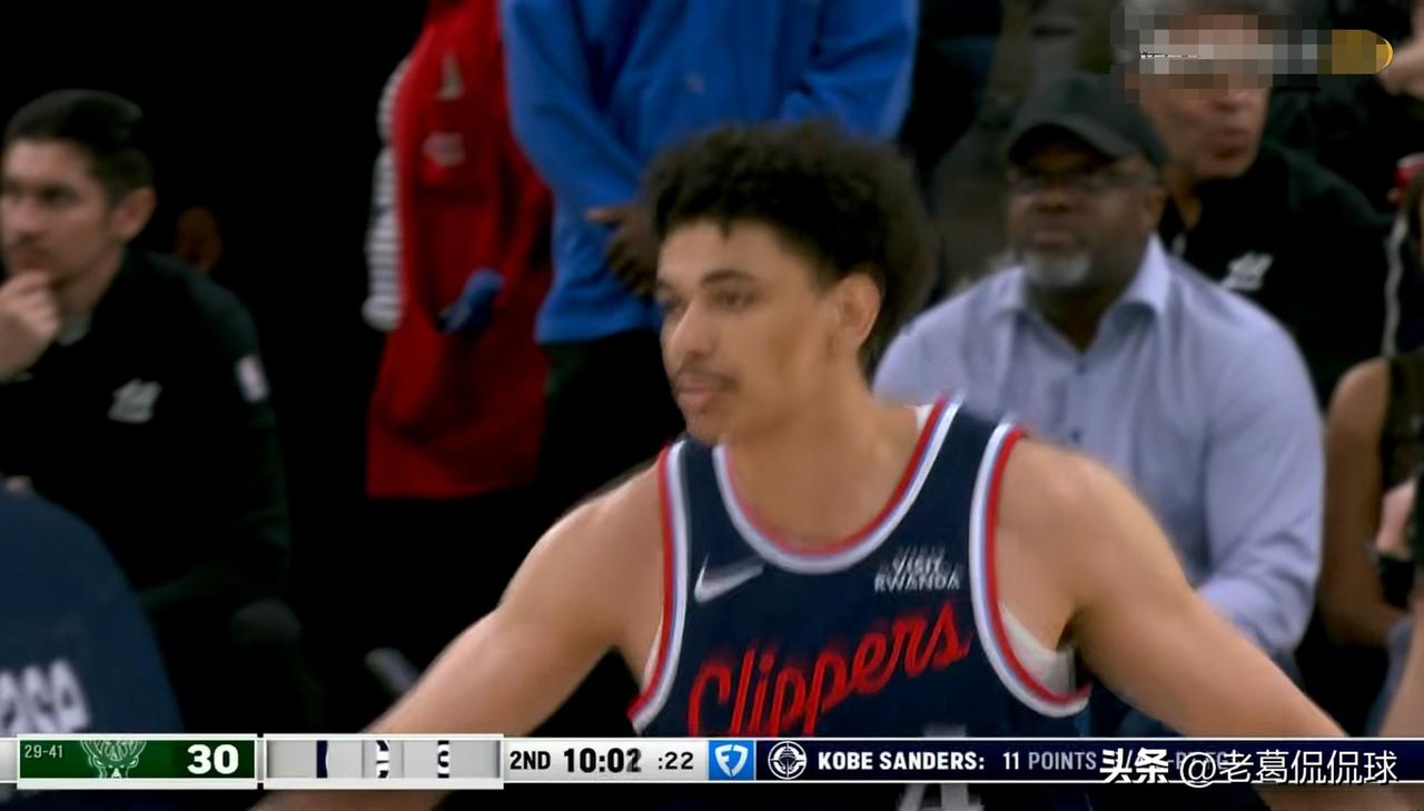 快船新秀桑德斯真是太惊艳了！在今天进行的快船和雄鹿的比赛中，目前两队的上半场比赛
