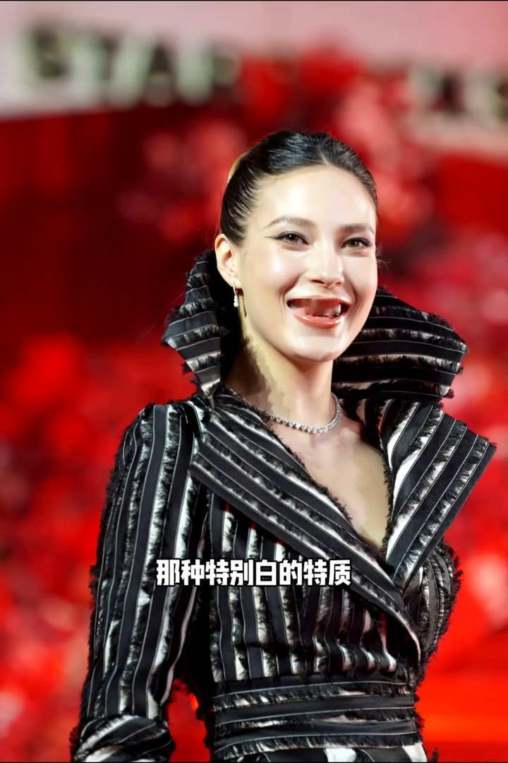 谷爱凌最新穿搭造型盘点。
谷爱凌在上海参加Prada女王2的首映，她穿的礼服第一