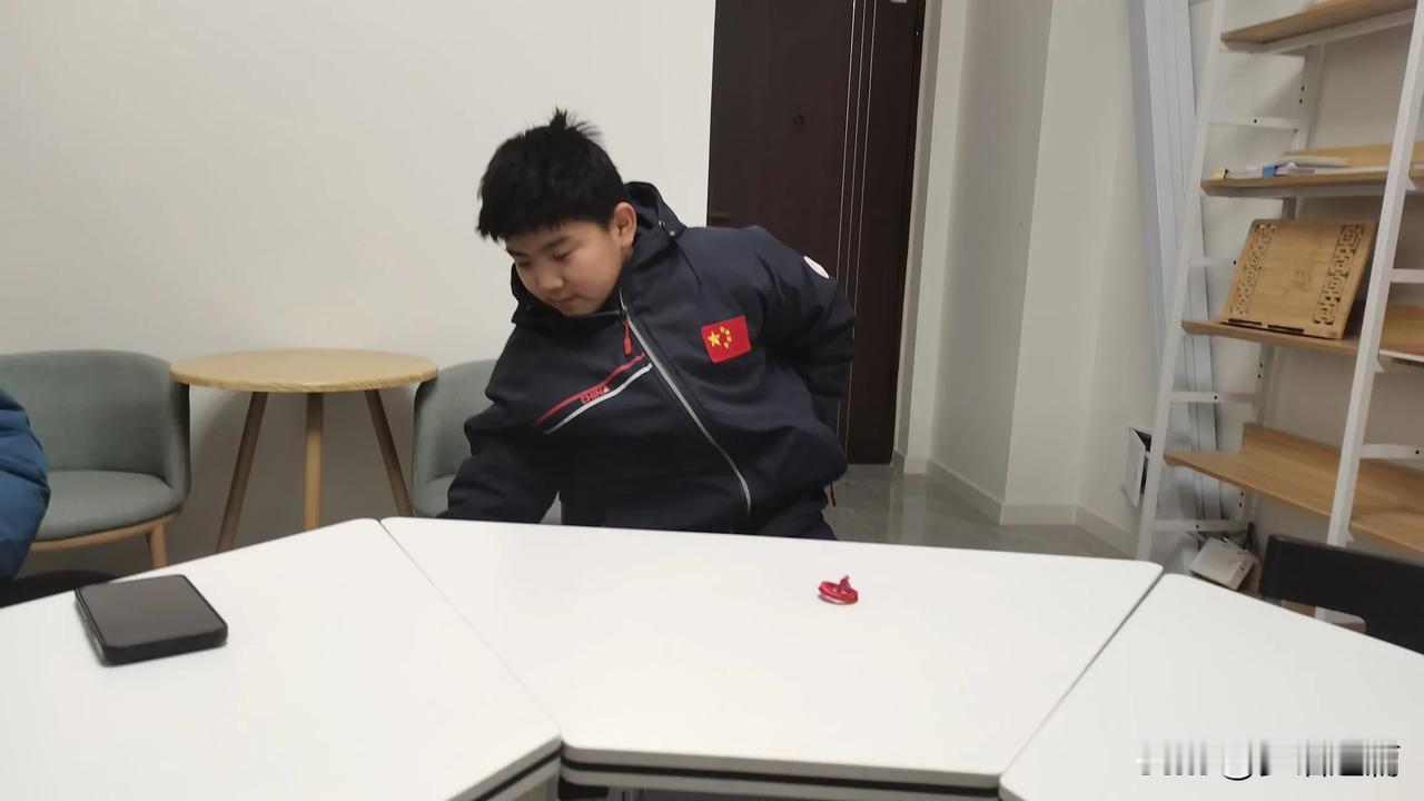“万物并作，吾以观其复。”活得洒脱自在的人，能够在平凡的生活中找到快乐。即使万物