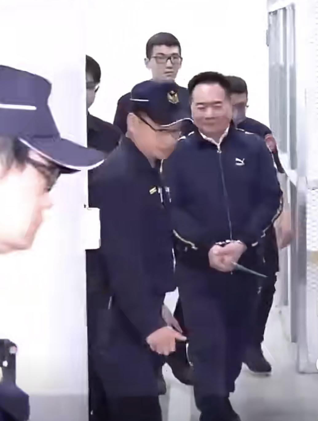 蔡正元戴着手铐慷慨入狱，同日国民党大佬却齐聚把酒言欢！
今天是个值得纪念的日子，