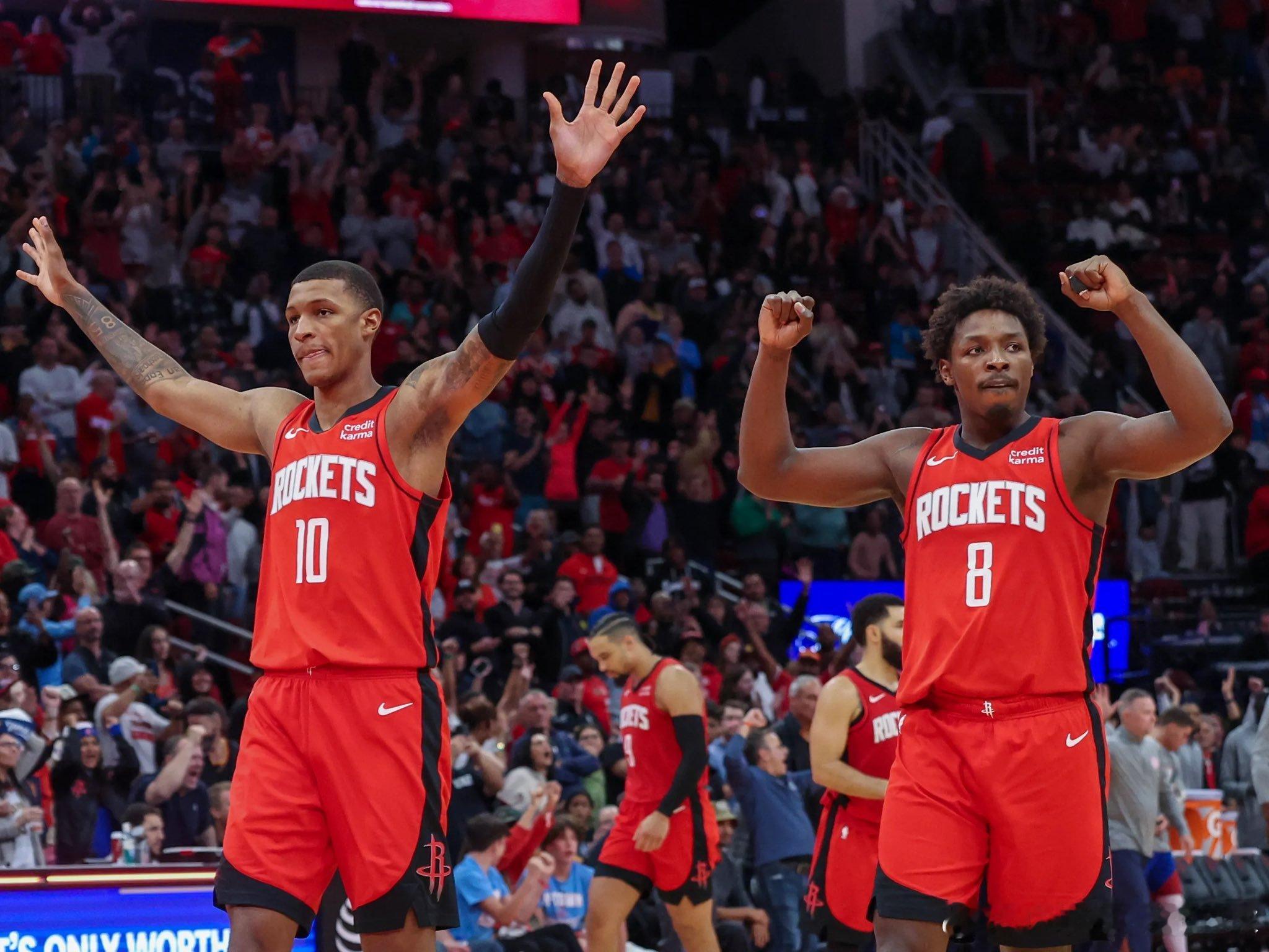 在 ESPN 的休赛期评分文章中，火箭队获得了 A休斯顿火箭休赛期“在提升夺冠几