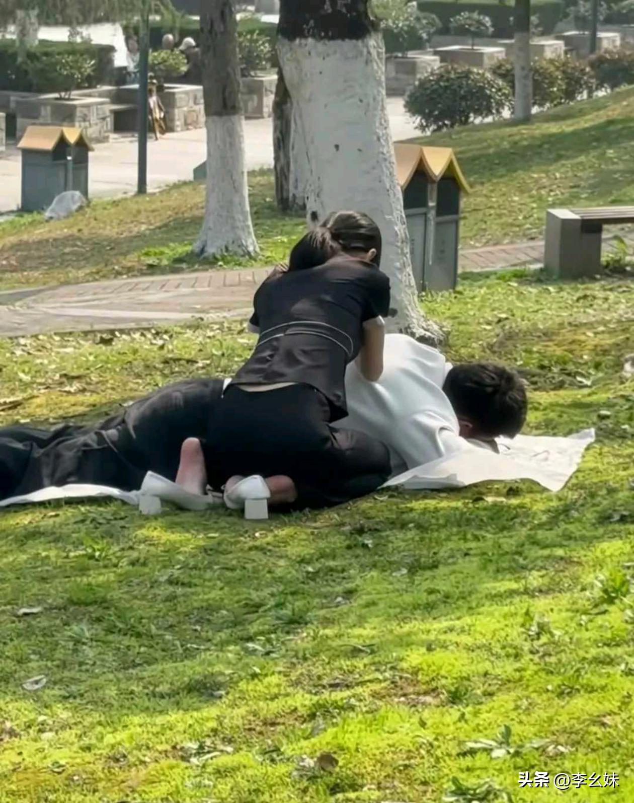 现在各行各业也太卷了吧，上门按摩，直接找个草坪就可以了，节约不少钱