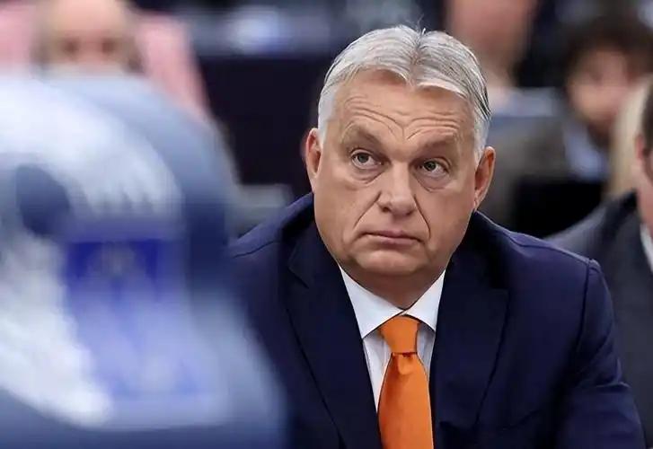 欧尔班谢幕了，这位执政16年的匈牙利总理在电话里对彼得·马加尔说出“恭喜你们赢了