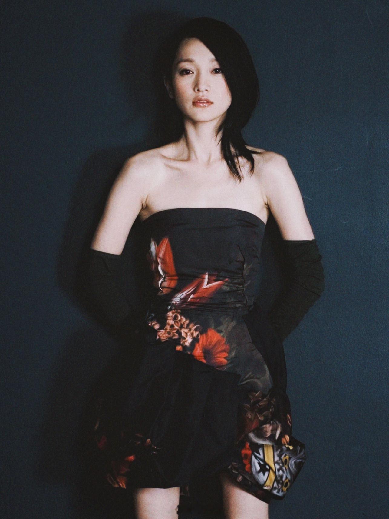 周迅[超话]旧相簿子 繁花绽放的时髦“青女”——2006年，周迅周迅 出席第63