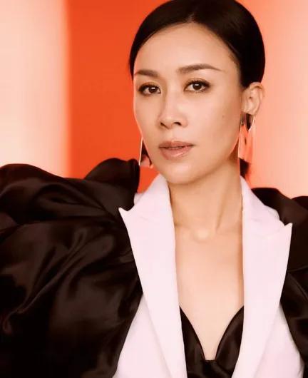 当年，孟桐对那英说：“择日不如撞日，咱俩早点结婚吧？”那英想都没想立刻点点头，谁