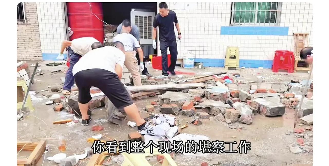 阿姨亲眼目睹“女儿墙”倒塌的过程

下午5点过后，全村人都到坐齐准备吃席了，
那