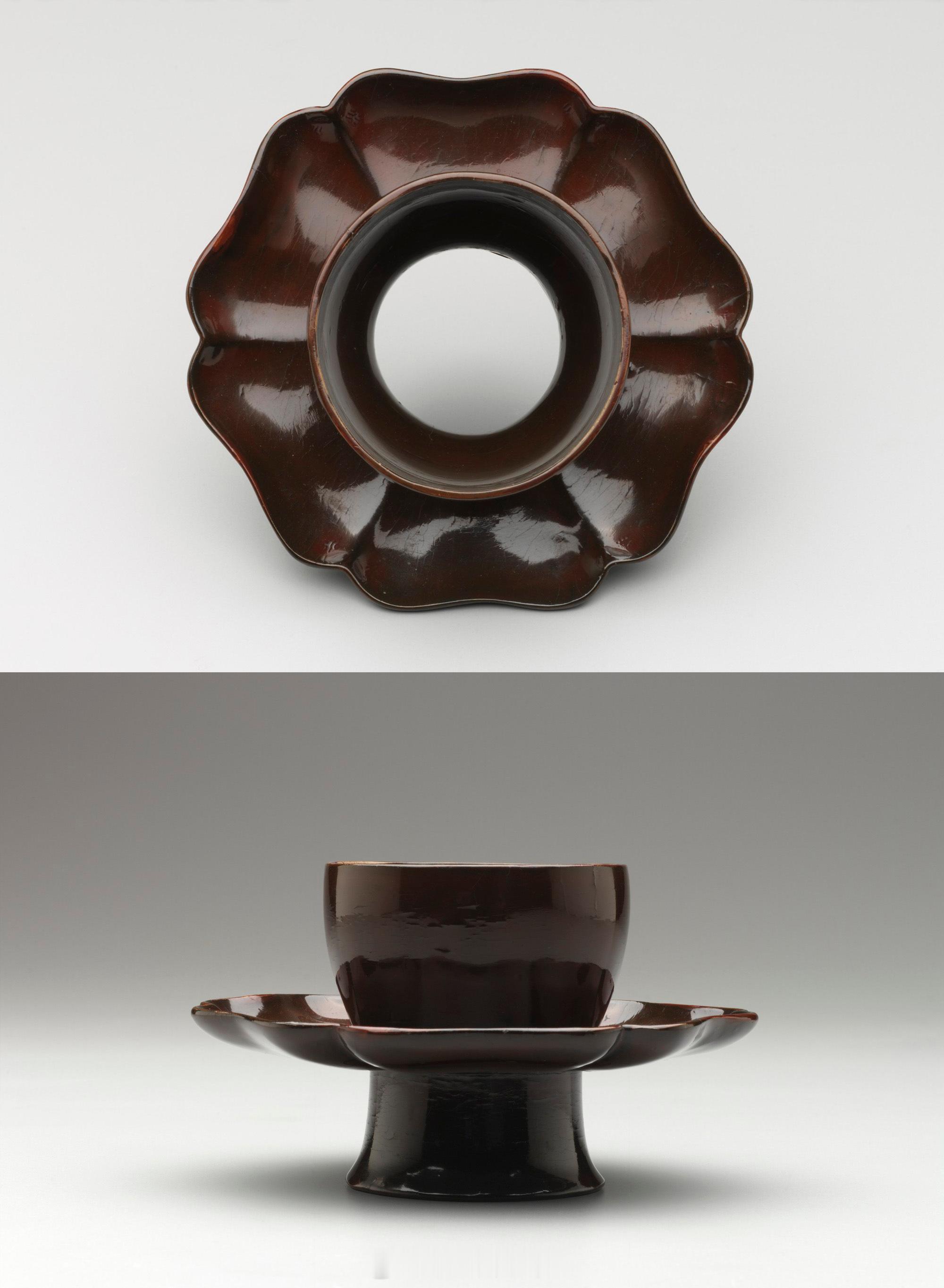 髹饰录 | 南宋 素漆葵花式盏托尺寸：9.5 × 15.9 cm来源：美国底特律