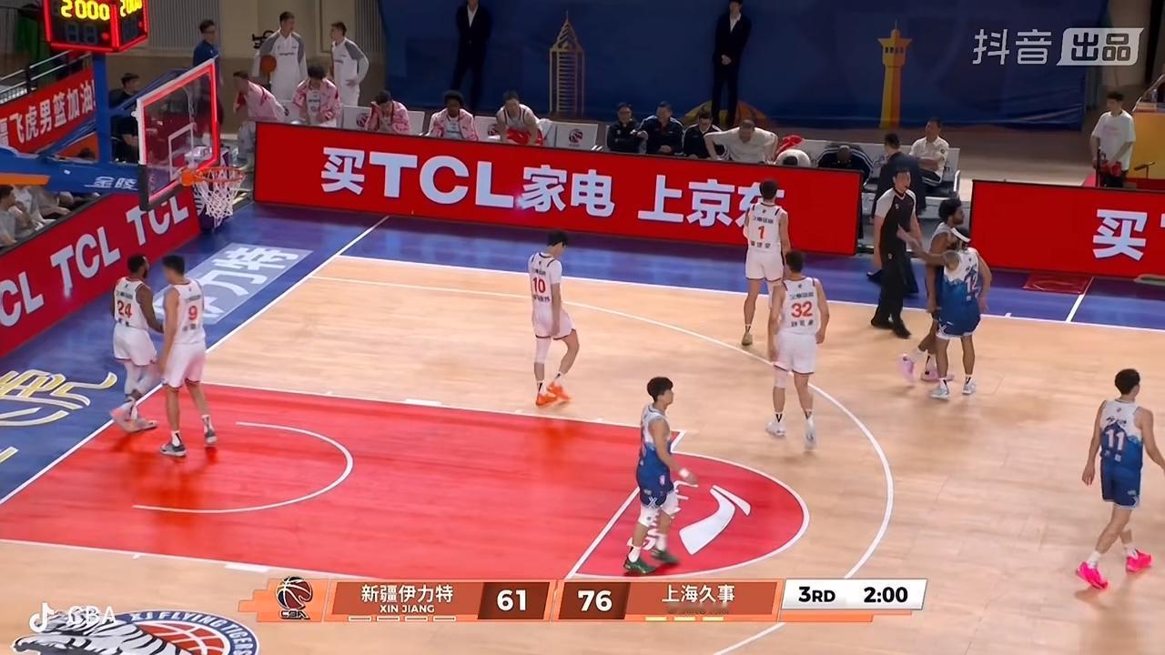 61比76，这是三节比赛结束后的得分

        在刚刚结束的新疆飞虎男篮