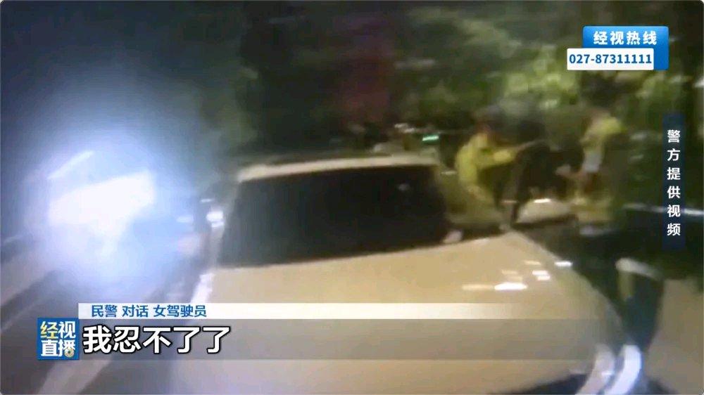 这对情侣在外吃饭起争执，男子赌气打车走了，这女子可倒好，直接醉驾去追。这脑回路也