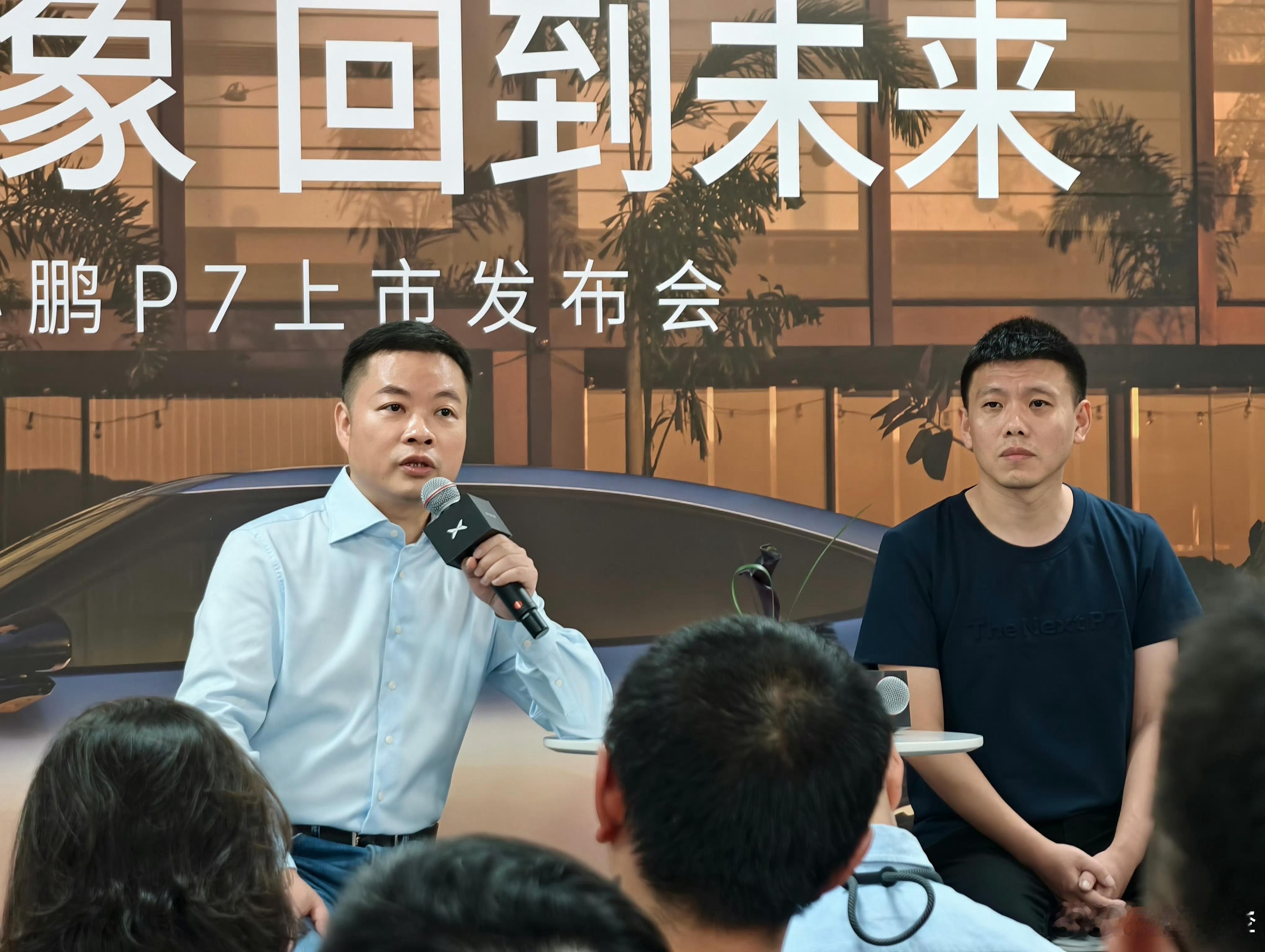 在全新小鹏P7上市后的群访中，何小鹏回答问题时提到：“VLM它需要有独立的硬件，