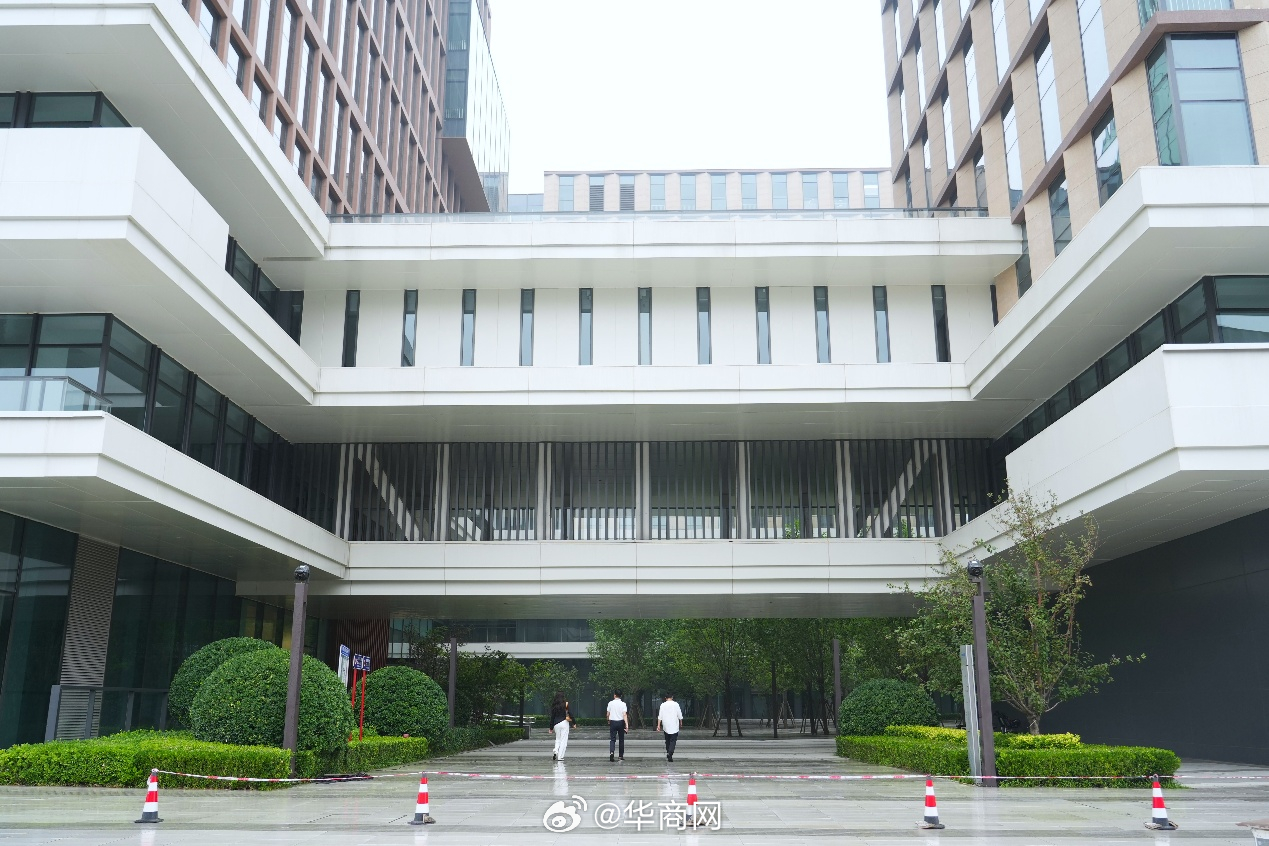 #拼多多在上海陆家嘴买了一栋楼#7月9日，拼多多在上海浦东新区斥资购置整栋办公楼