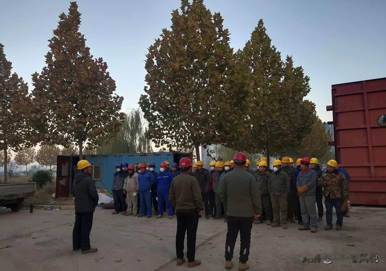 我有一个表哥，84年的，初中学历，在工厂上班，厂里包吃不包住，工作时间是3班倒没