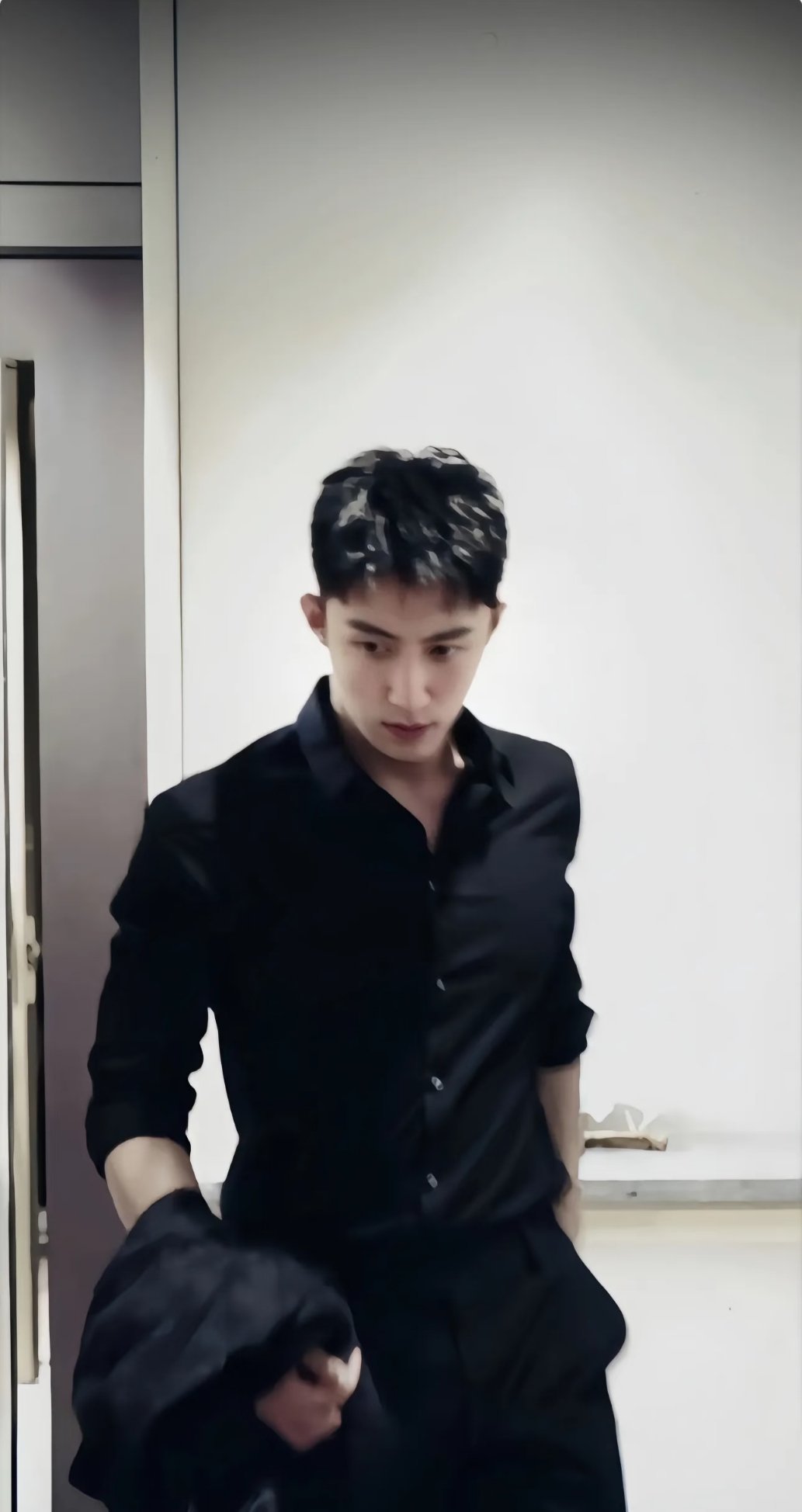 黄景瑜在内娱确实很有辨识度，硬朗有型，气质很正。演戏踏实，角色有力量感，不浮夸不