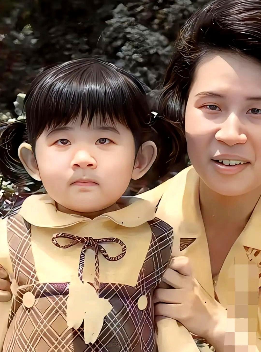 吴君如的样貌真的是等比例放大！[笑哭]
我看到她小时候扎着两个小揪揪的照片，明明
