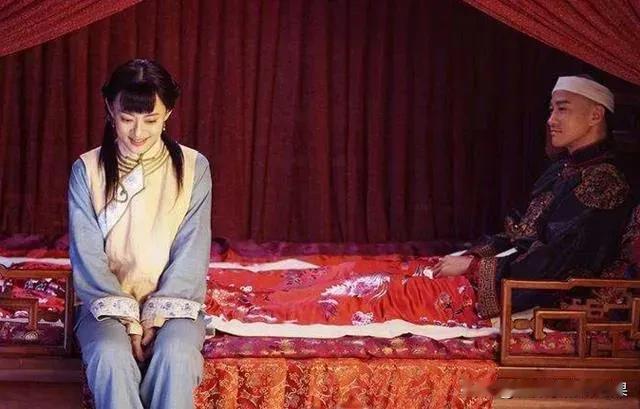 古代夫妻同房，陪床丫鬟在旁边要干的几件事
 
一、随时待命
 
陪床丫鬟需要在旁