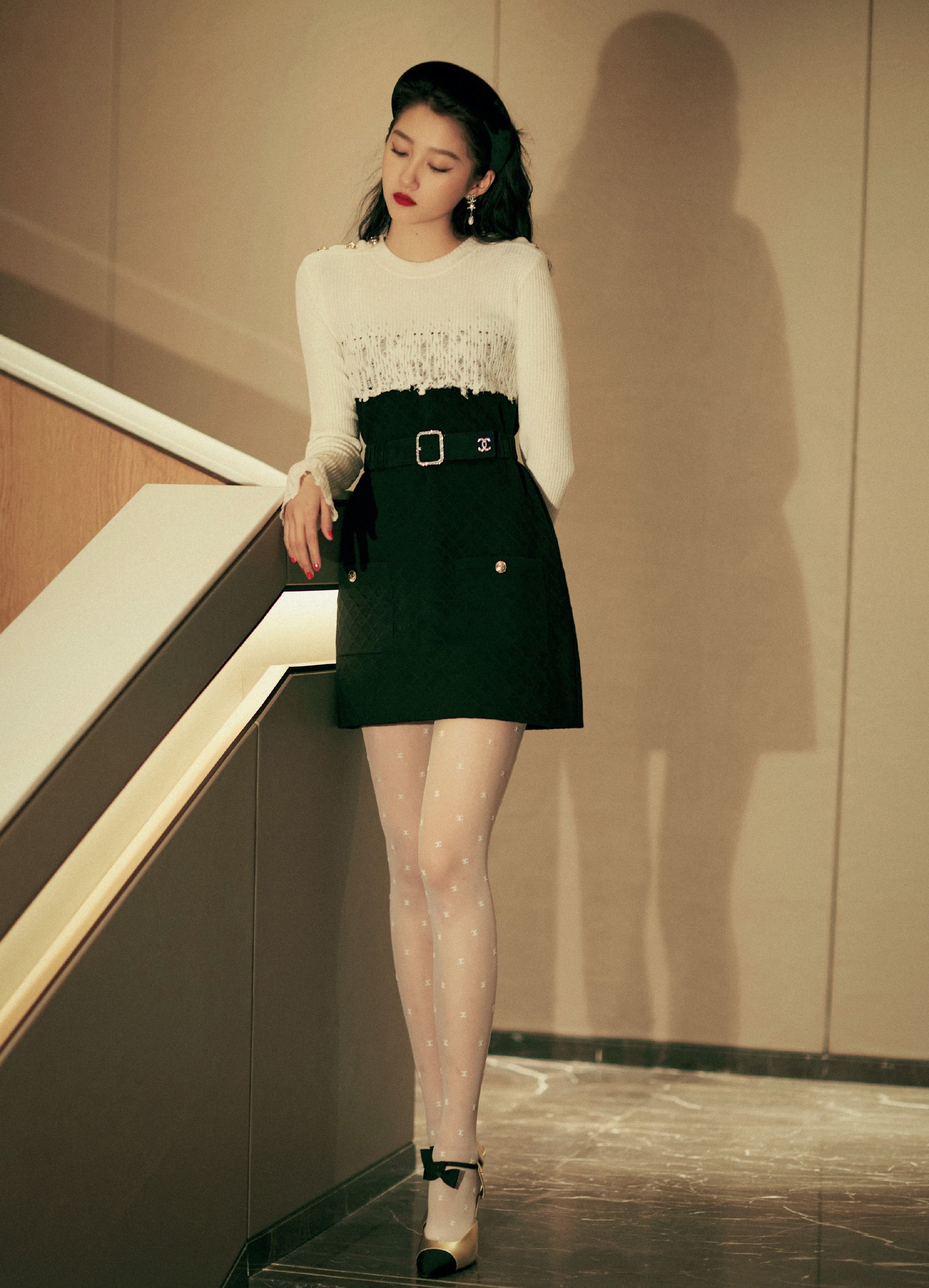 关晓彤：冬季穿搭光腿神器代言人，丝袜妆造大长腿绝了。关晓彤