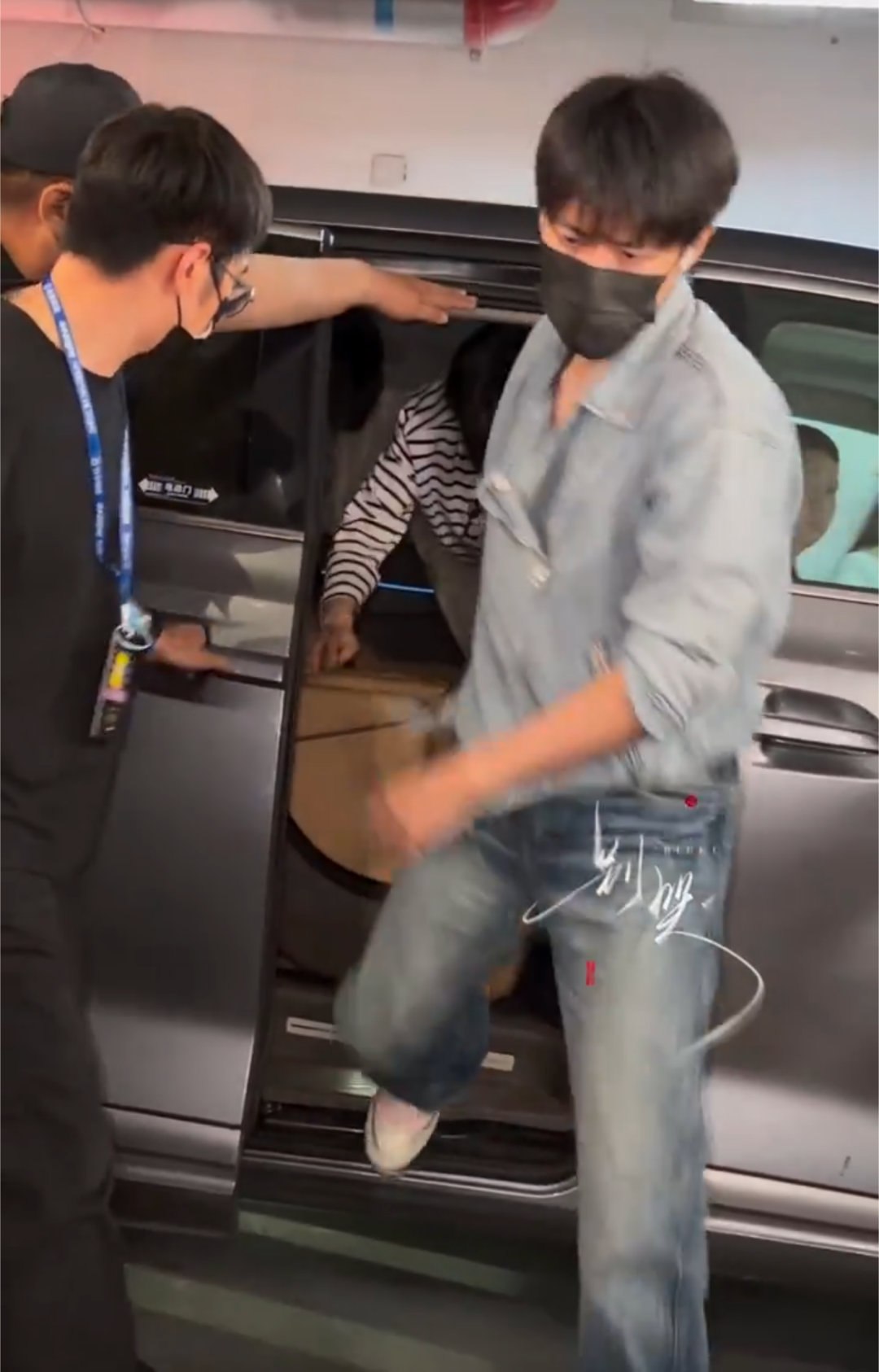 我晕腿了哥哥😵屏幕都装不下朱志鑫的腿 