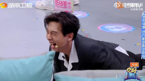 李现趴在地上给李一桐拍照你好星期六 李一桐随口一提拍照，李现立马趴下找角度，有求