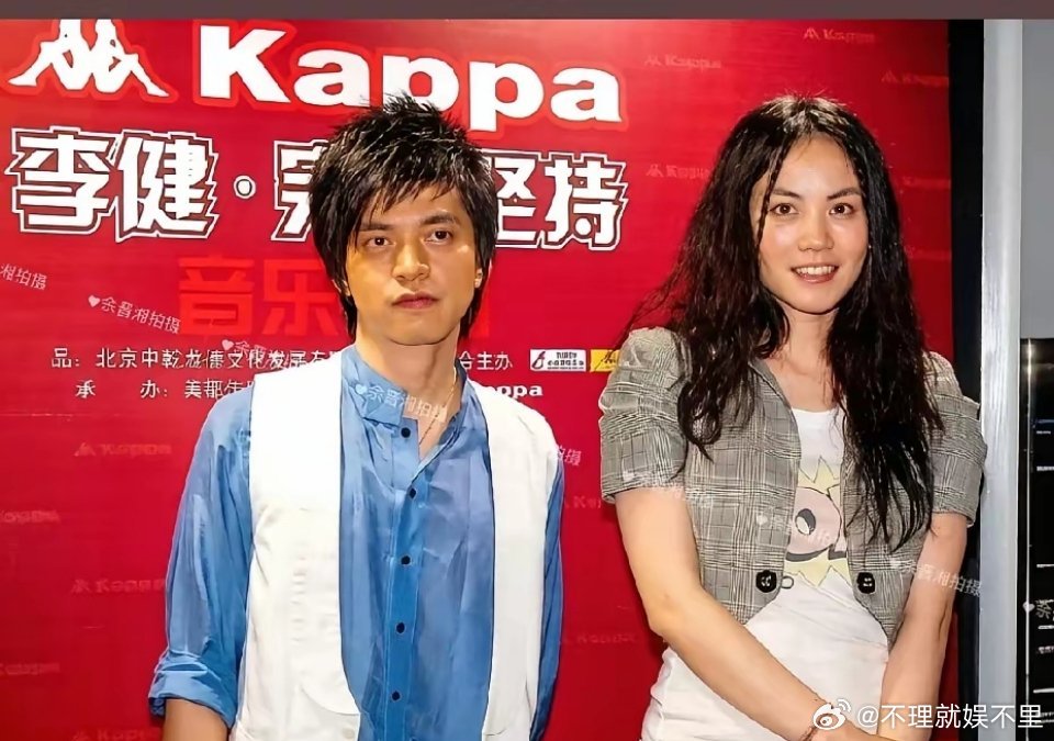 李健曾公开表示，女的千万不要像王菲，王菲是李健的伯乐，曾因春晚一首《传奇》，带火