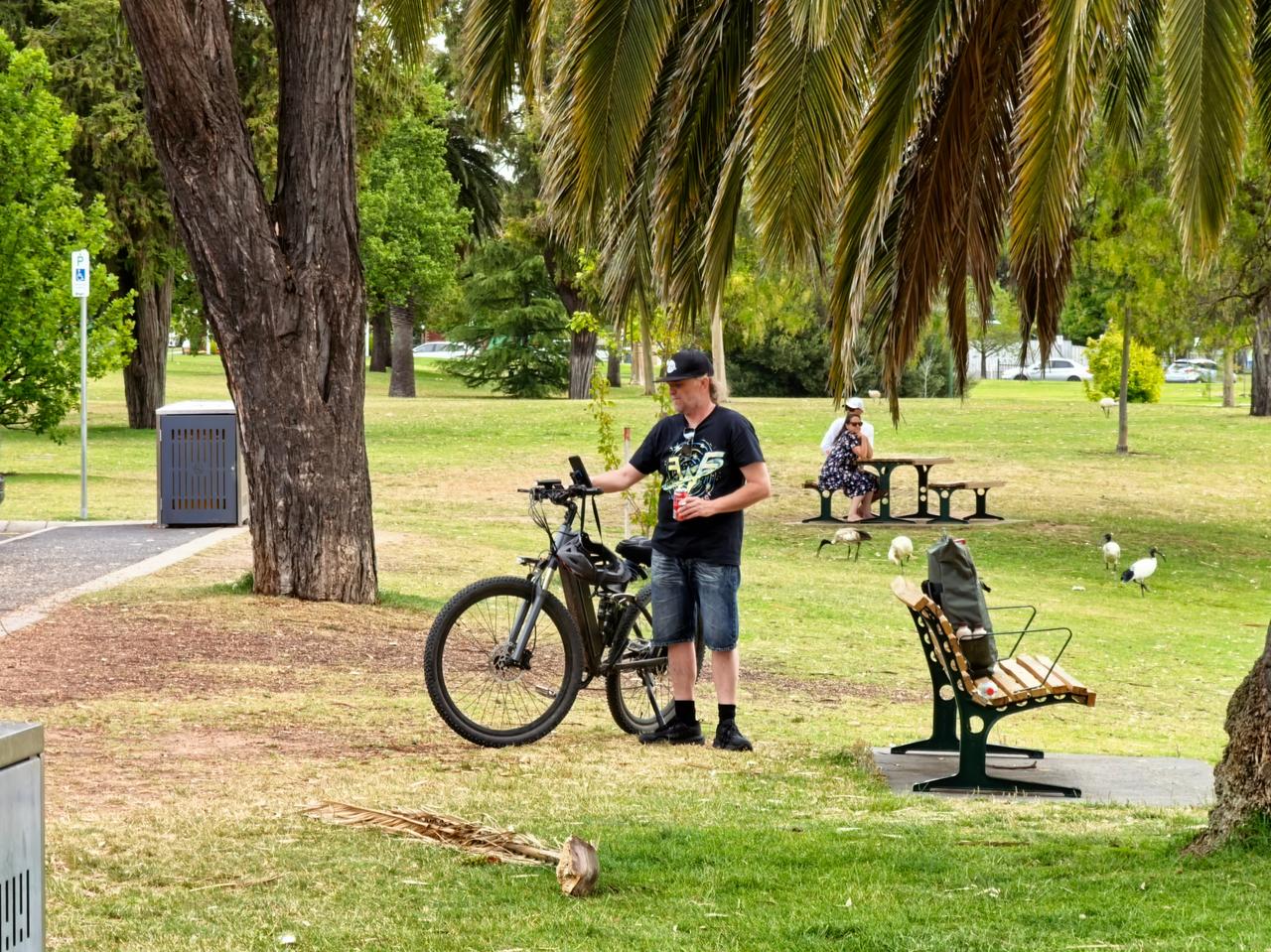 骑车补碳的最高境界，可乐和烟[大笑] 在国内骑电助力是被鄙视的，在澳大利亚还挺多