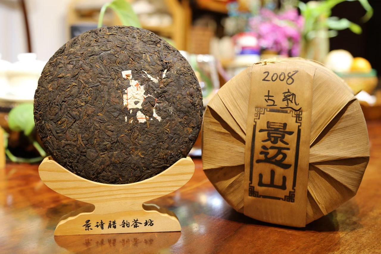 2008年的景迈山熟茶，混着茶叶的陈香、玫瑰的柔、葡萄的甜，还有夏夜忽明忽暗的萤