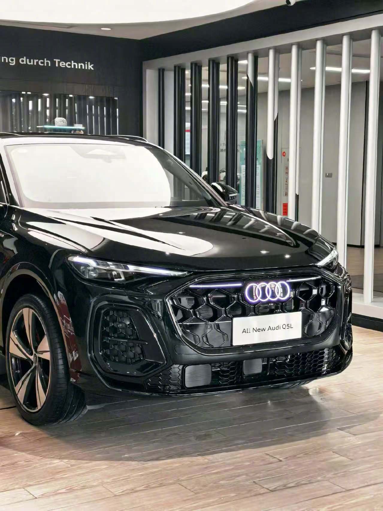 灯组设计依然很帅，不愧是灯厂，晚上点亮后辨识度超高，整车线条也显得更精神了。 