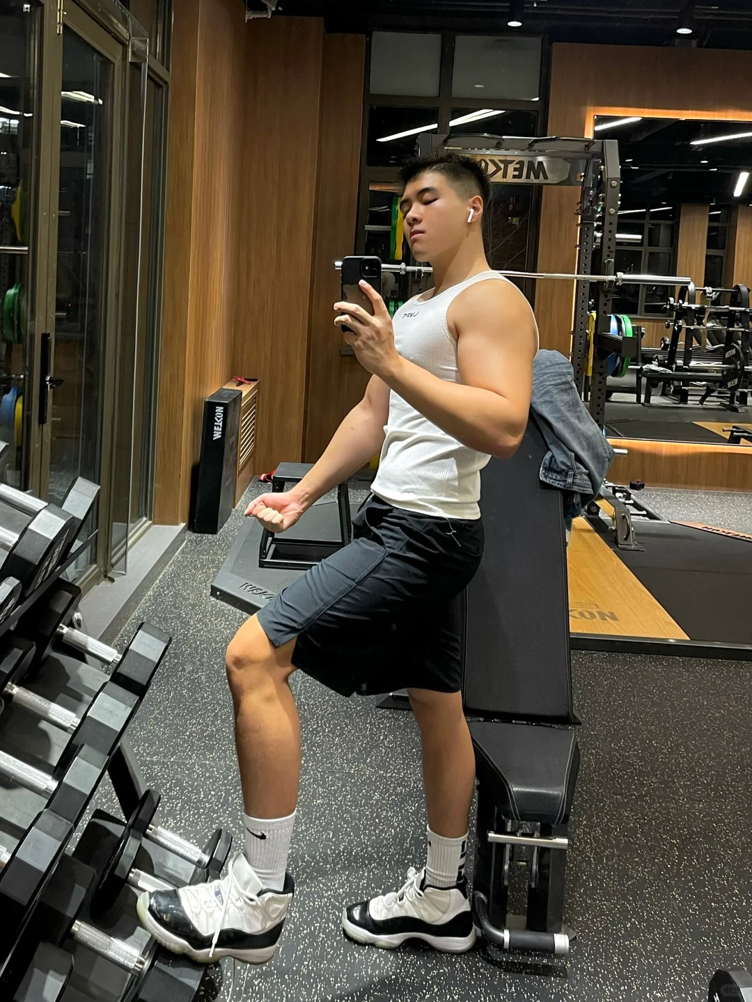 宽肩肉壮的大狗狗想要吗