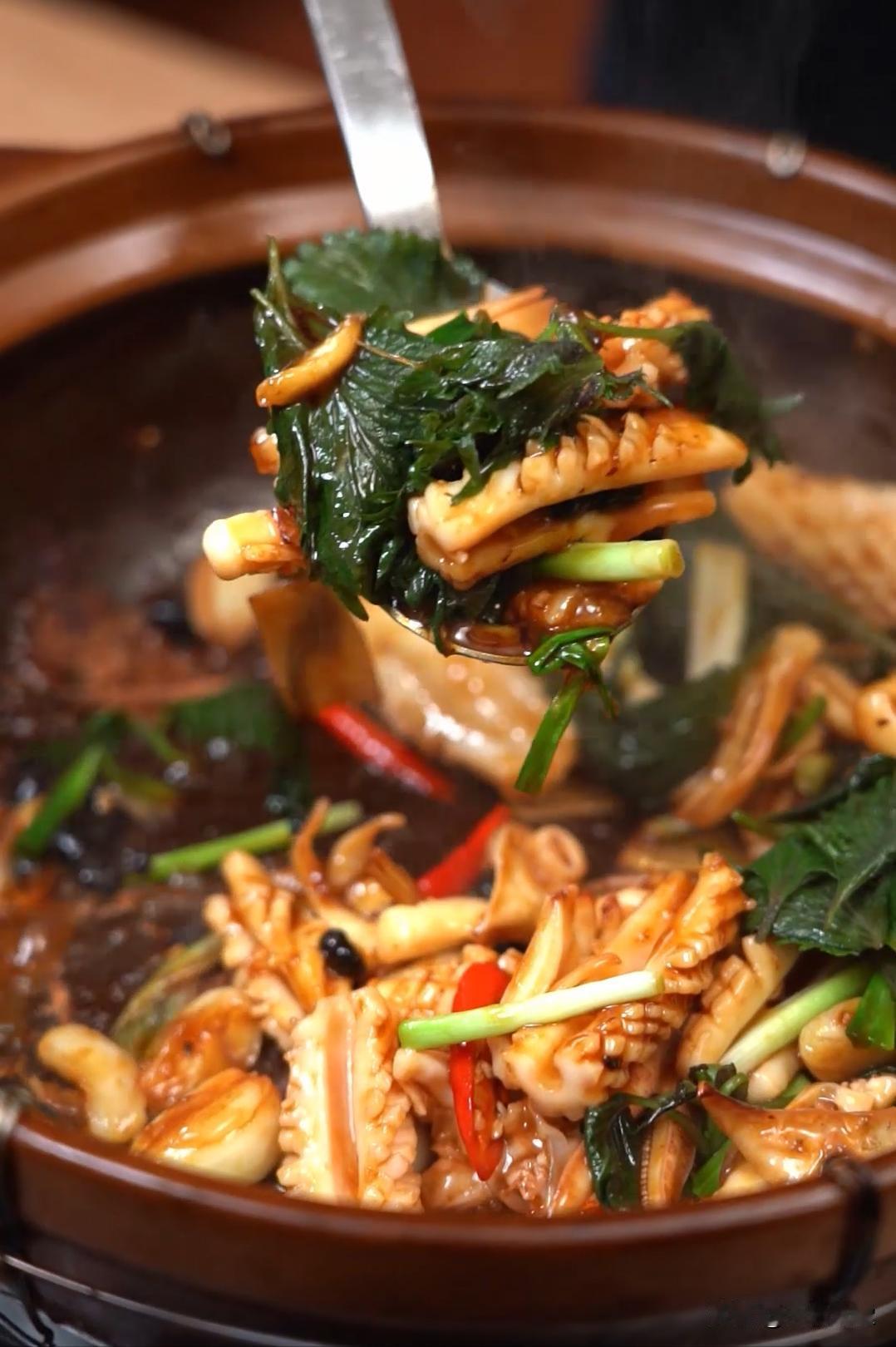 啫啫鱿鱼
【食材准备】：鱿鱼1条、姜、蒜、小米椒（不吃辣可不放）、洋葱、小葱、紫