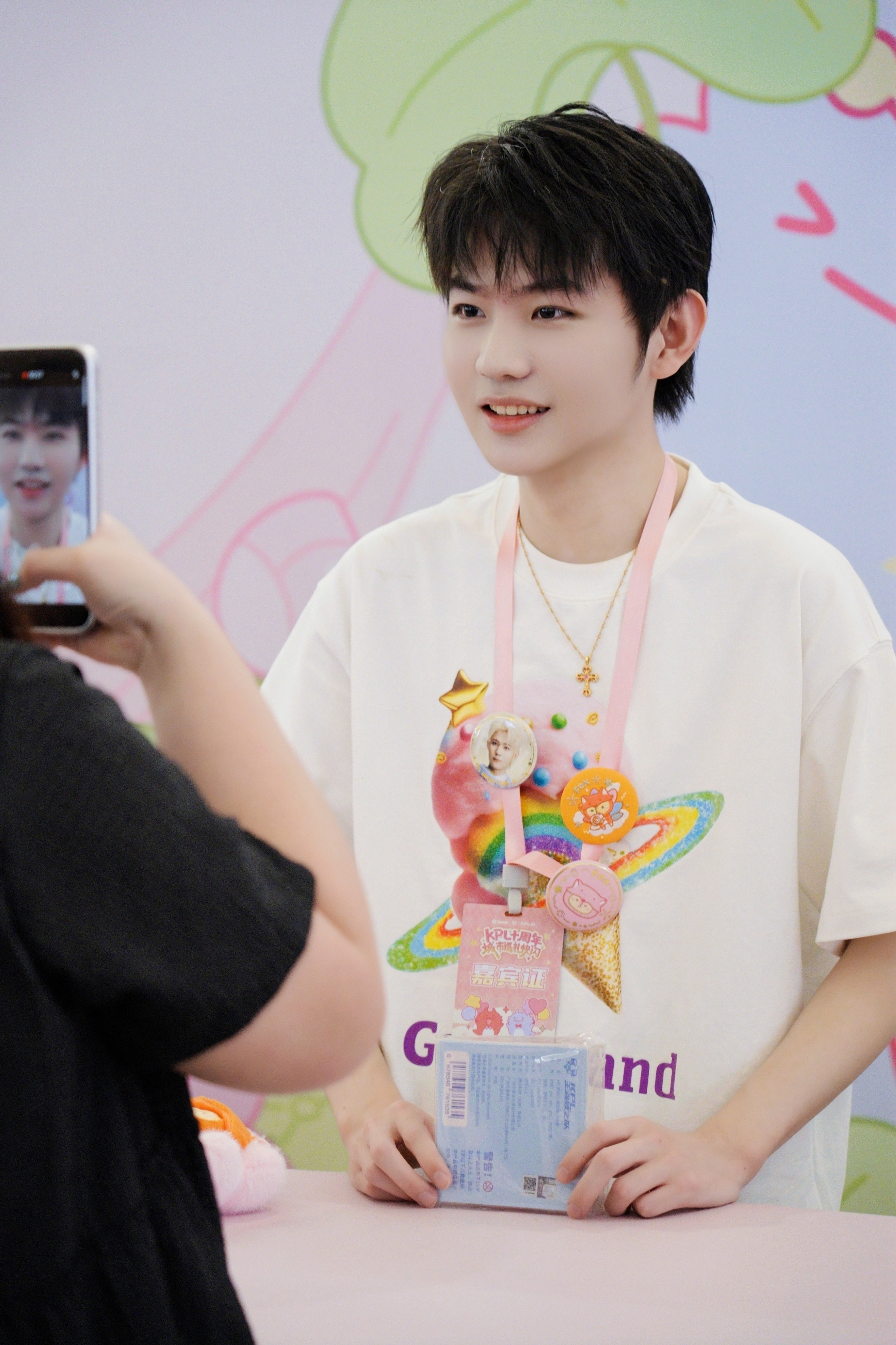 LGDNBW小分队KPL快闪打卡九尾空降KPL快闪LGD小分队打卡KPL快闪，现