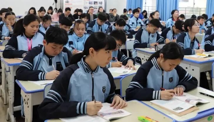 高中阶段，戒掉7样东西，高考稳上重点大学！

1、戒掉手机，别玩少玩，每天碰手机