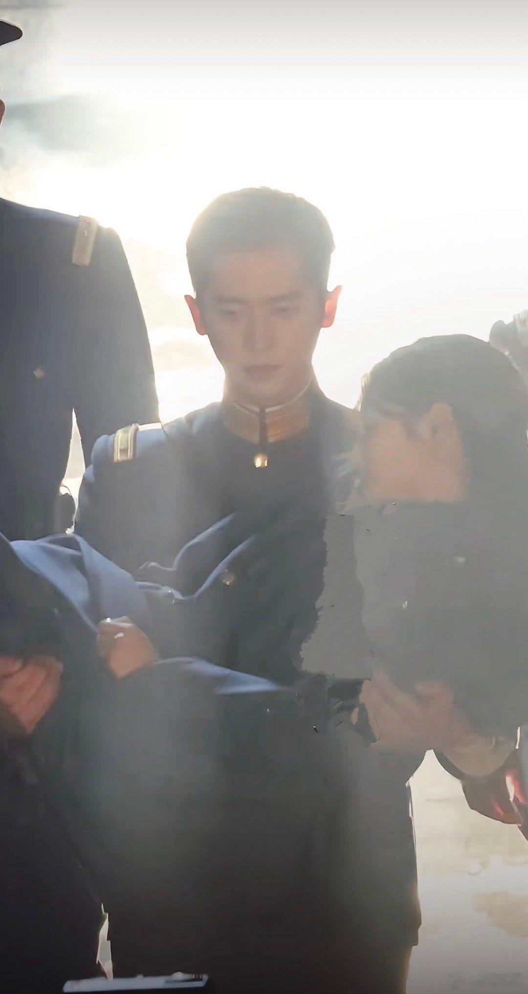 丞磊徐若晗逆光鬼怪既视感 谁不为《玉簟秋》的路透心动，丞磊穿军阀大衣的样子荷尔蒙