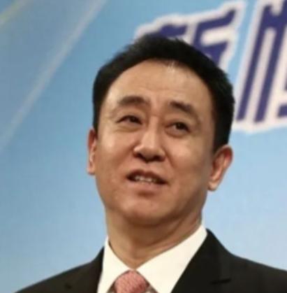 当年许家印曾在酒桌上炫耀，自己是唯一一个能同时叫来四个冰冰陪酒的。

在酒桌上，