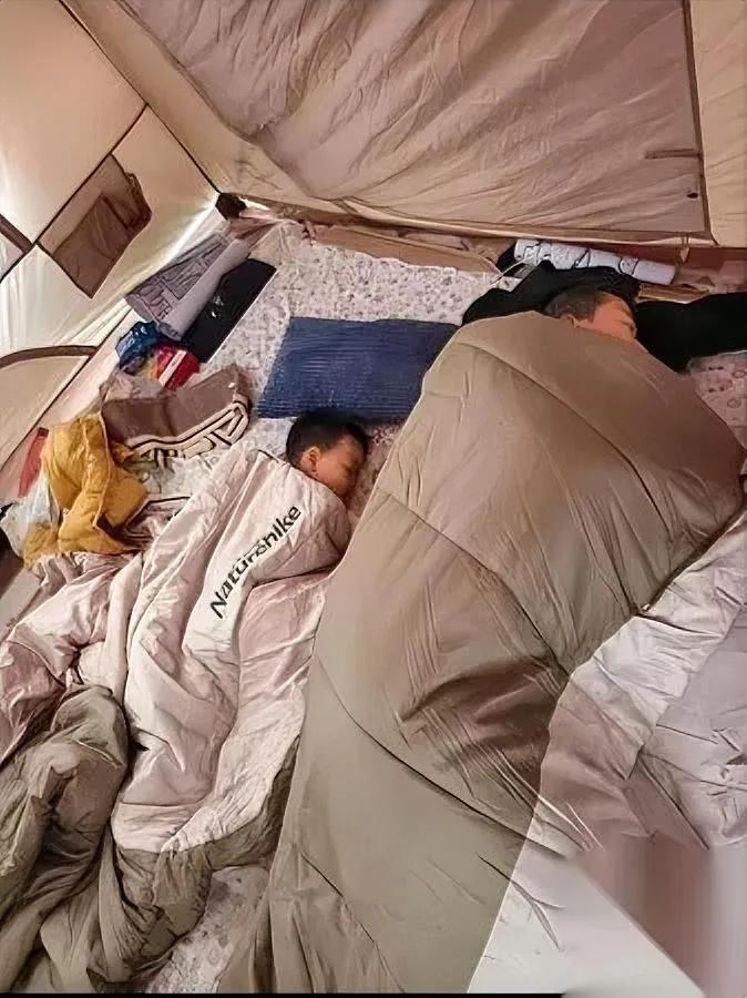 旅游睡车里图啥？

真比住酒店舒服？

最近总刷到有人自驾睡车里、搭帐篷做饭，累