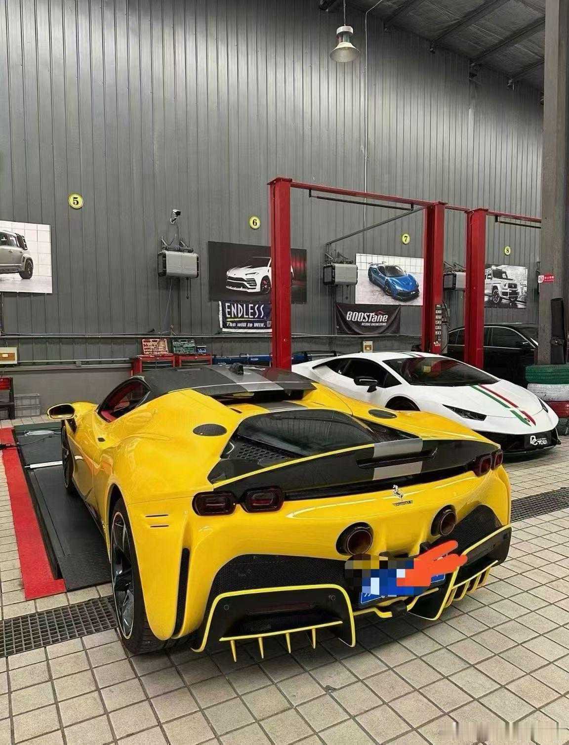 法拉利SF90 Stradale，23年2月上牌  4100公里，原厂60w配置