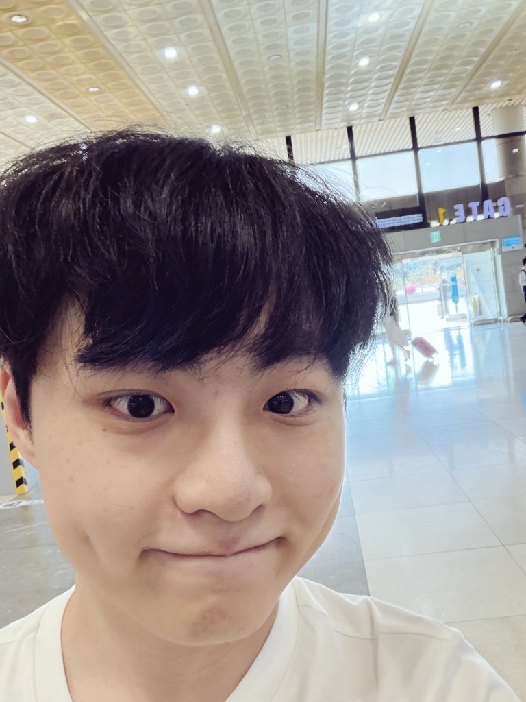 三个人的自拍都好可爱[送花花]来上海玩得开心呀[爱你][羞嗒嗒]cr.jyjoo