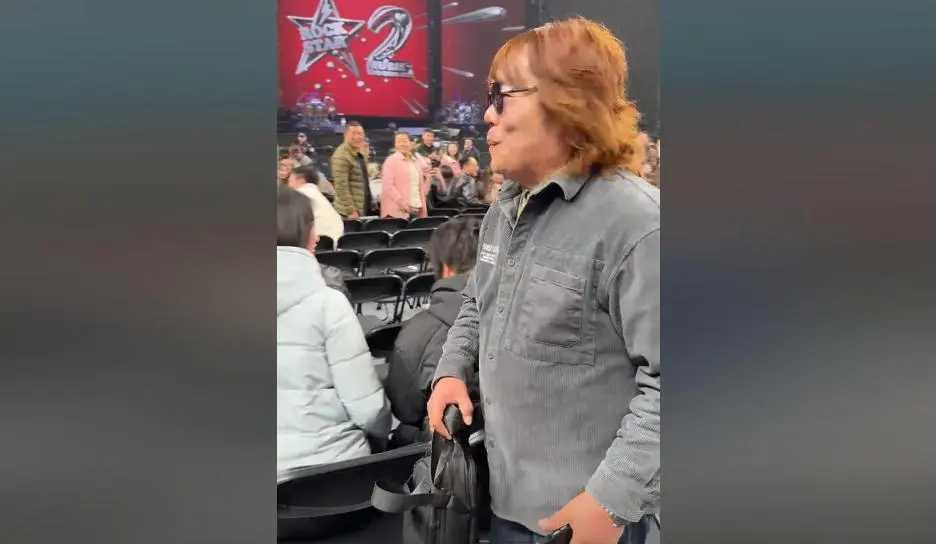 10月18日，伍佰在新疆开唱，开场焦点却没在歌手本人身上——一位“复制粘贴式”粉