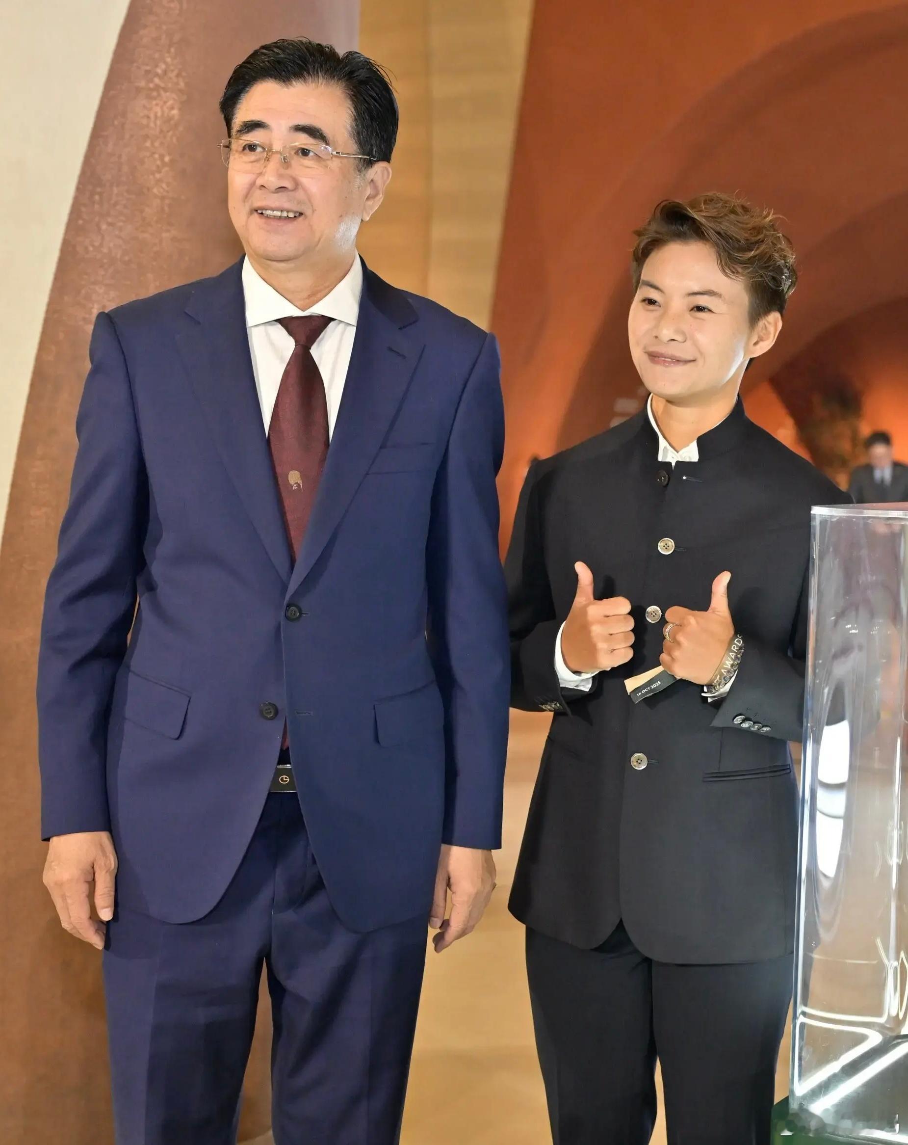 王霜无缘亚足联最佳亚足联也是当笑话看，给个奖项经常莫名其妙，说服力不足，西亚佬肯