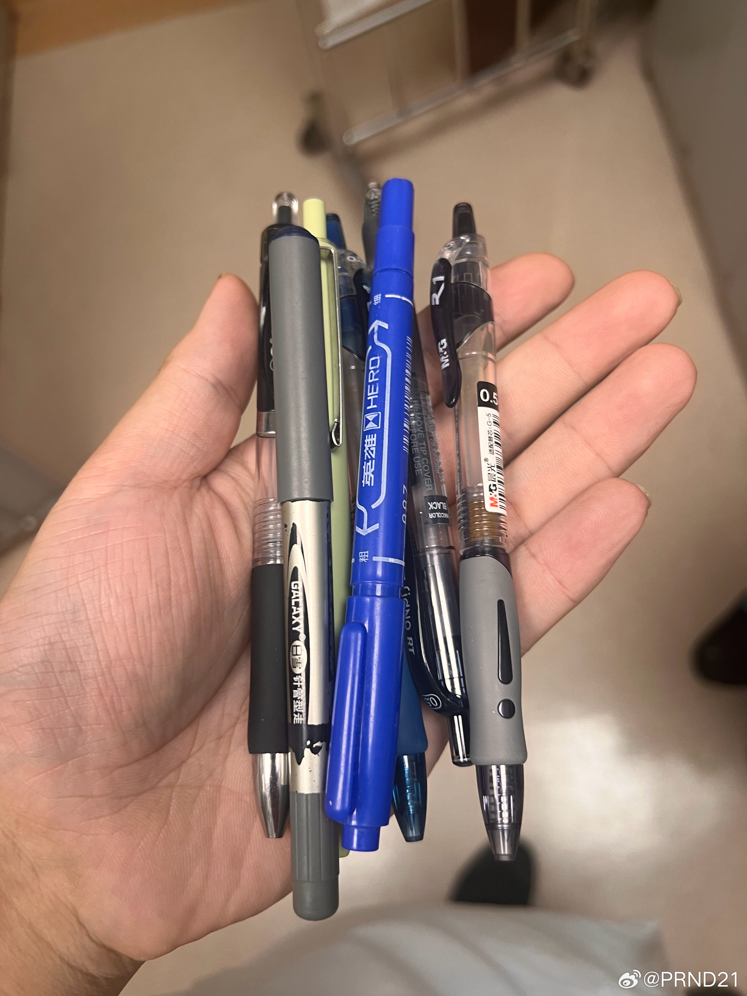 事情不对劲，我早上出门诊时兜里明明只有3根笔……而且这里只有其中2根…… 北京