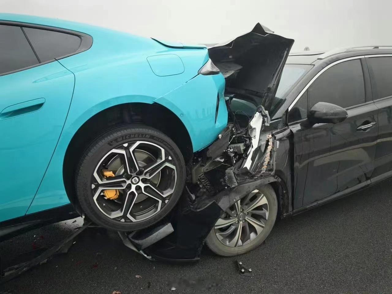 SUV车型都是底盘高、车头厚，什么情况下能铲起来一台轿车的尾部，多车追尾不成……