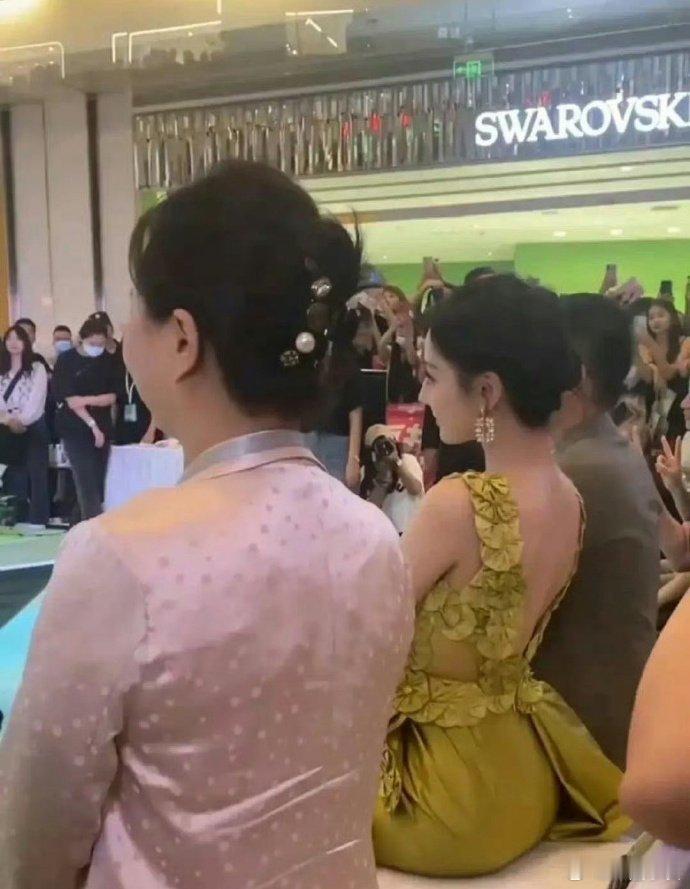 这坐姿有必要这么凹造型吗[允悲] ​ ​​​