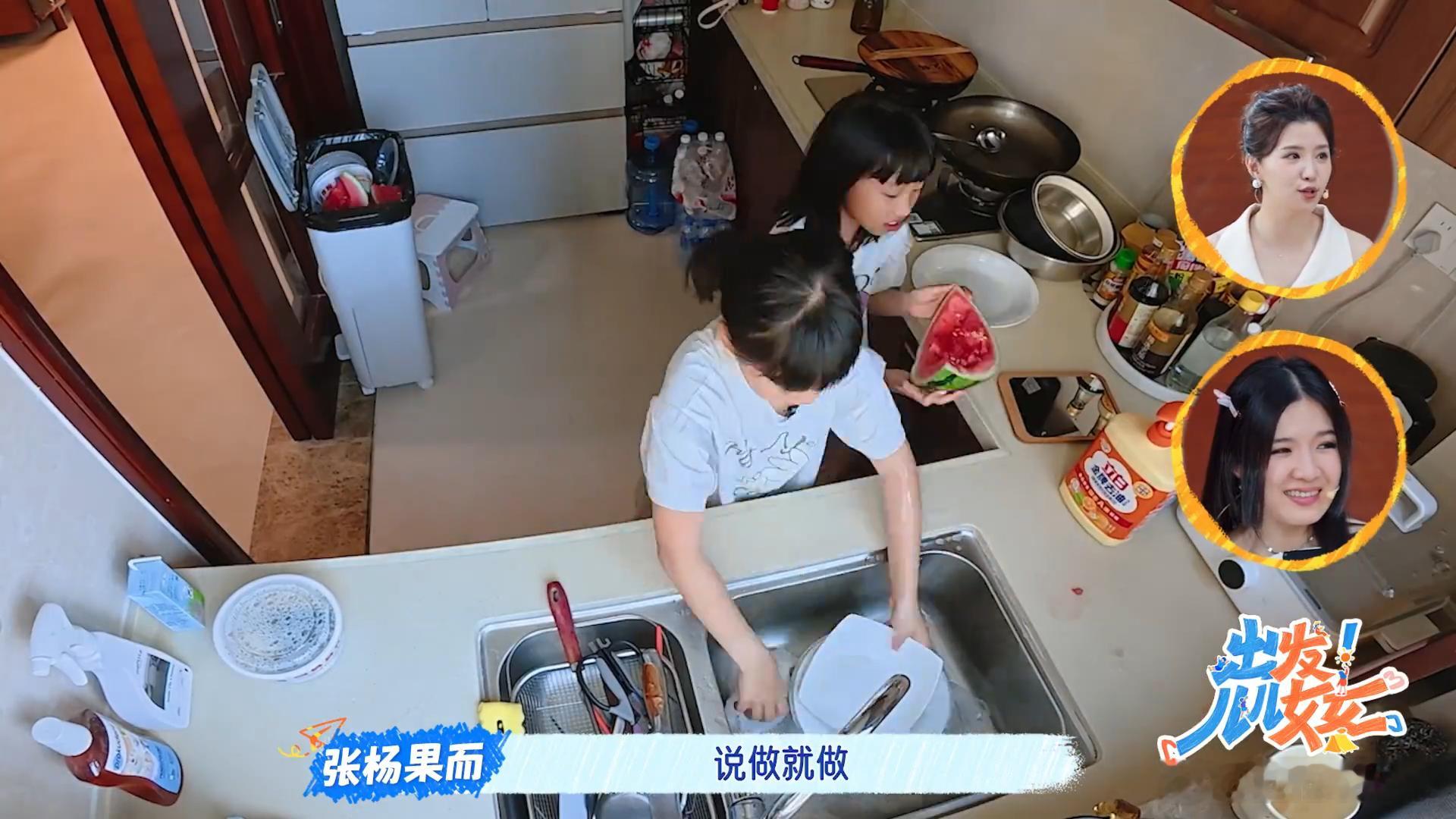 10岁萌娃承包一家五口伙食出发儿儿女女 节目里的厨房片段越看越感慨，小小女孩站灶