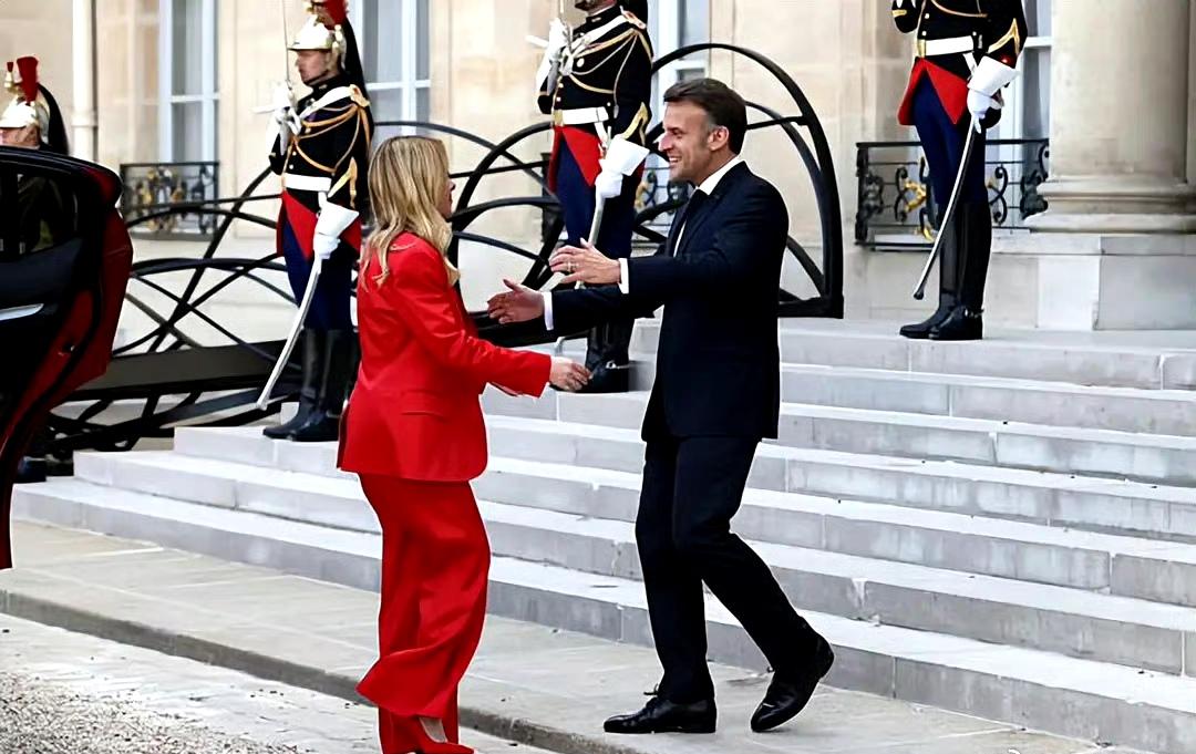 法国就霍尔木兹海峡召开52国峰会，梅洛尼出场时，马克龙上来就一个大脸贴贴，把以热