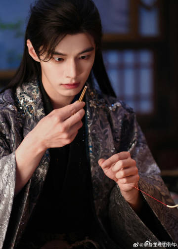 何与演疼我看着也疼何与的天怎么一直下雨有时候，付出越多，痛苦也越深，但那种爱却是