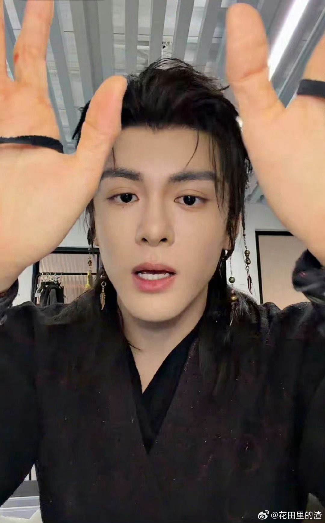 曾舜晞和AI聊天缓解焦虑 😜曾舜晞直播太真实！靠AI强化“自己帅”解压，焦虑跑