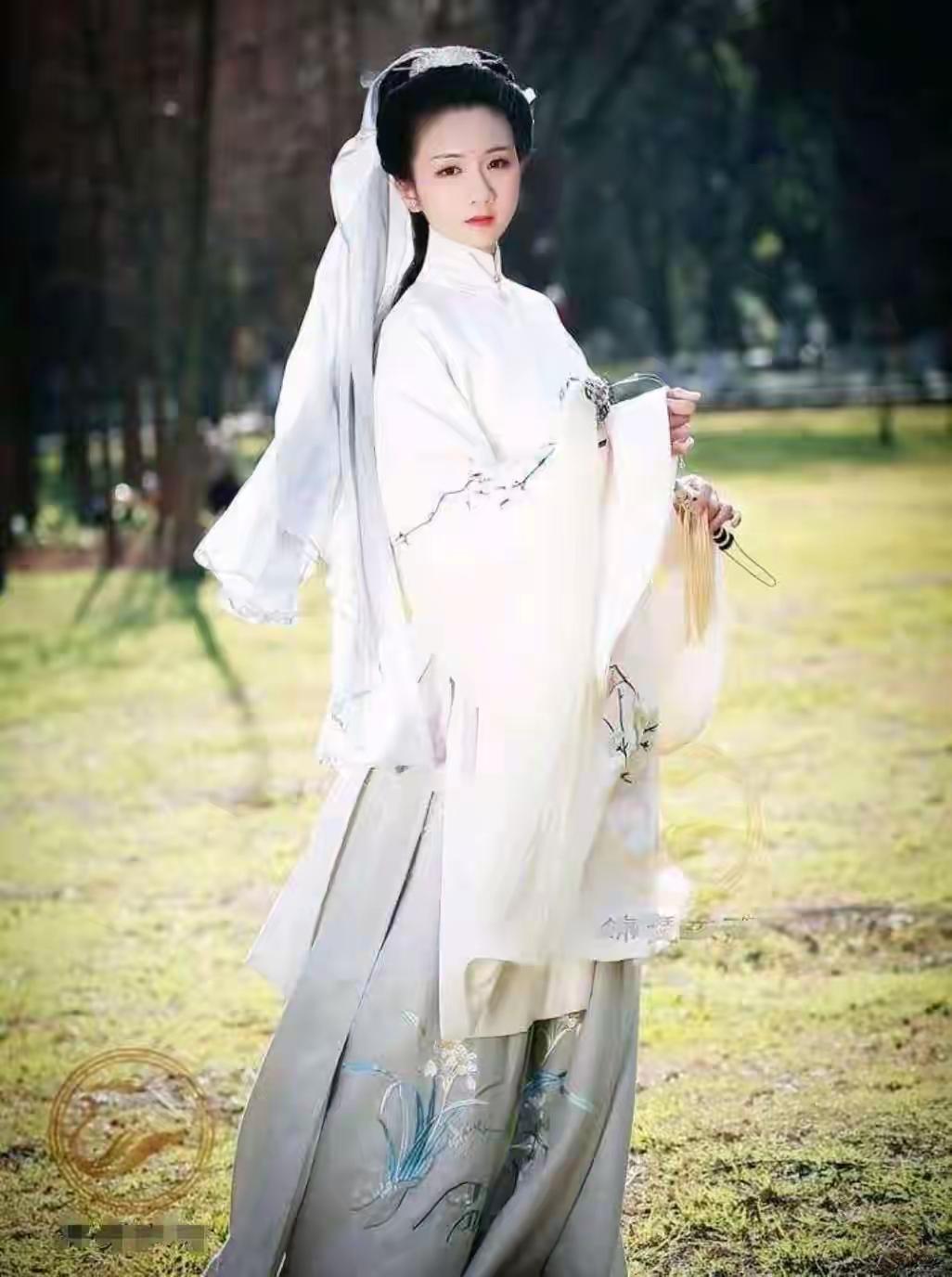 槛外红梅逐玉来
 
 
“气质美如兰，才华馥比仙。”金陵十二钗里的妙玉，原是苏州