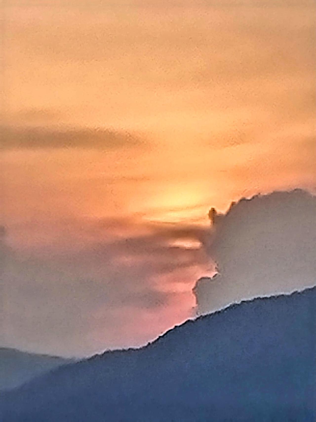 云海翻涌，夕阳余晖洒满山巅，宁静而壮丽。站在窗边，仿佛与这绝美的景色融为一体。那