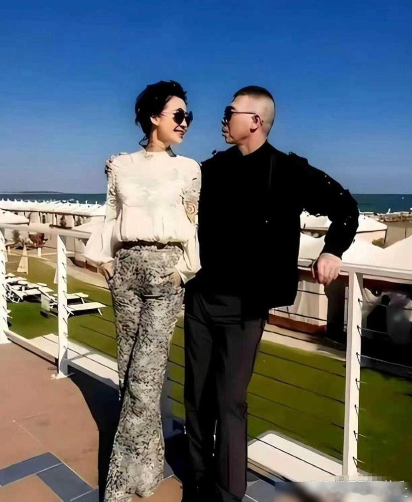 冯小刚公开场合把一位墨镜美女揽入怀中，两人对视而笑，这女的到底什么来头？  看身