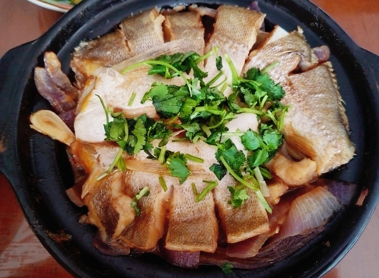 沙尘暴堵在窗缝里，

新家密不透风，

我妈却每天雷打不动擦三遍地板。

她说不