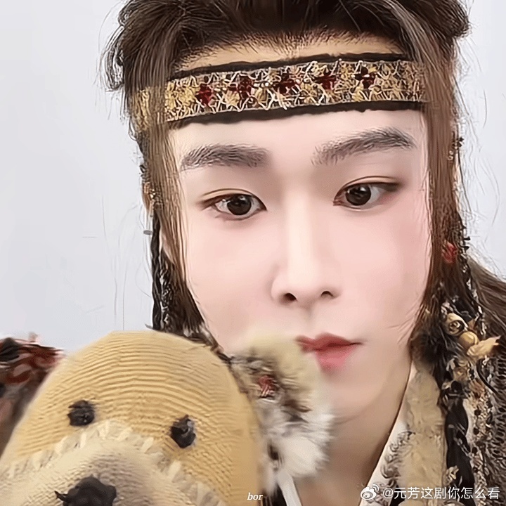 田嘉瑞带着嗷呜参加追剧团田嘉瑞带着寄灵的阿贝贝参加追剧团月鳞绮纪直播 嗷呜一声，