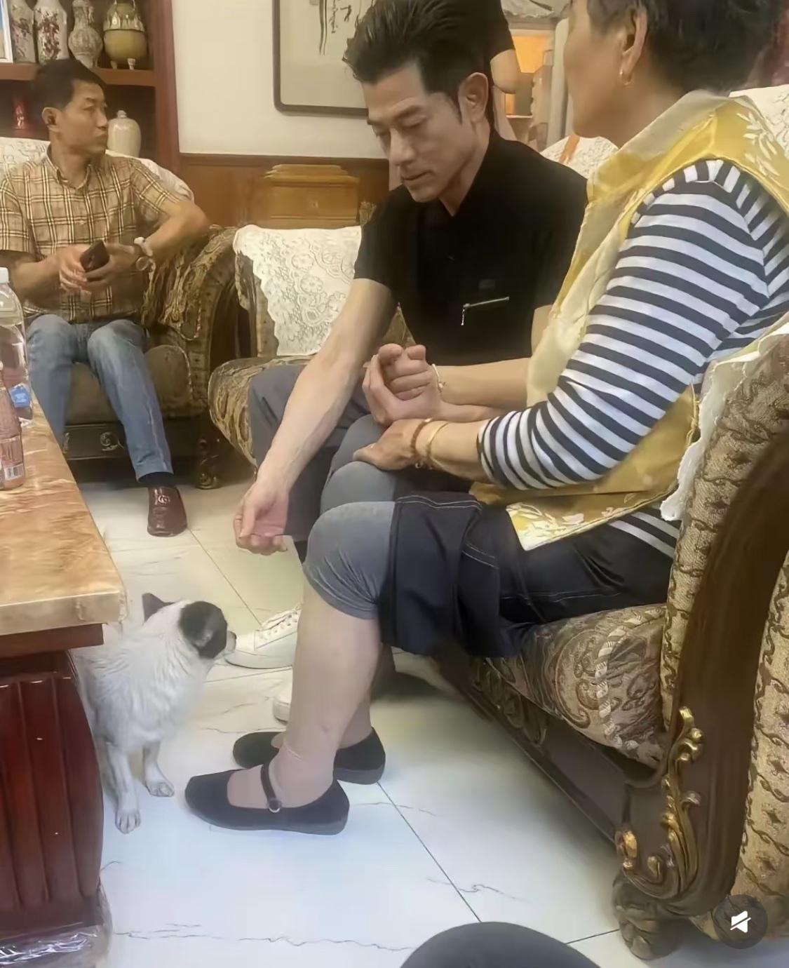 郭富城到了方媛家都很接地气了，和方媛的外婆也聊得来，还会逗小狗。

据说郭富城还